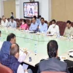 जम्मू में अधिकारियों की बैठक लेते उपराज्यपाल