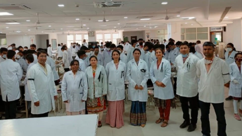 Fifth day of doctors' agitation: OPD will be closed for two hours from Monday, angry due to non-receipt of 7th pay scale arrears