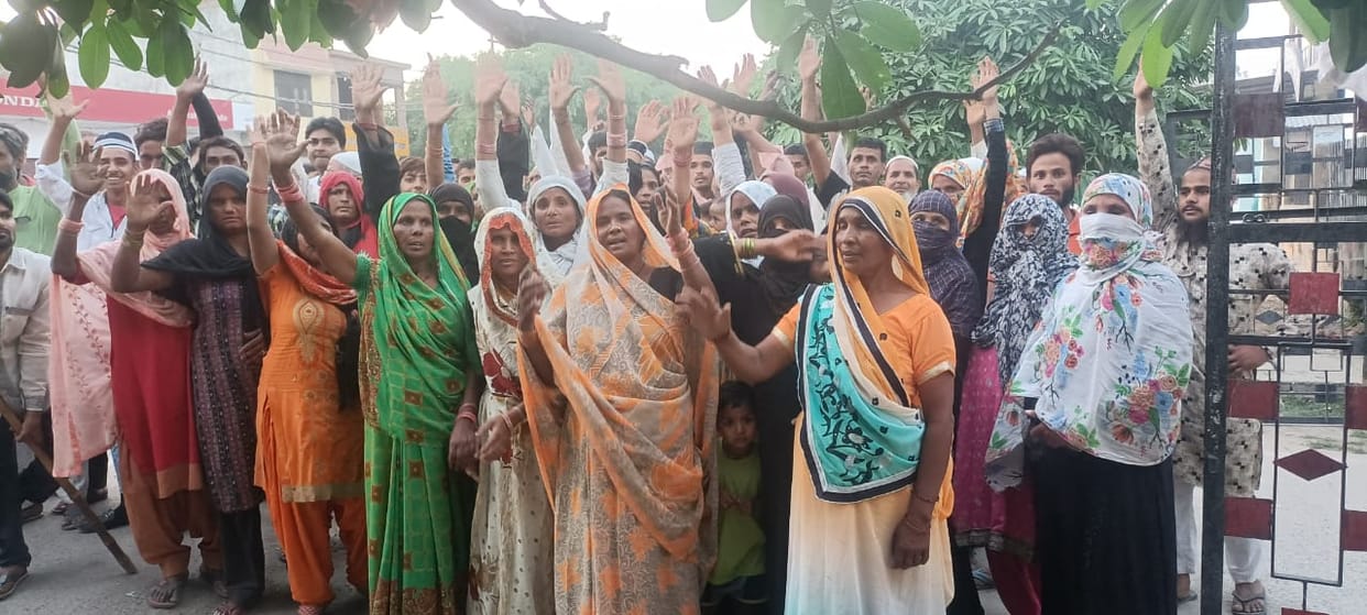 The dealer showed the distribution of ration before the scheduled date, uproar on inquiry