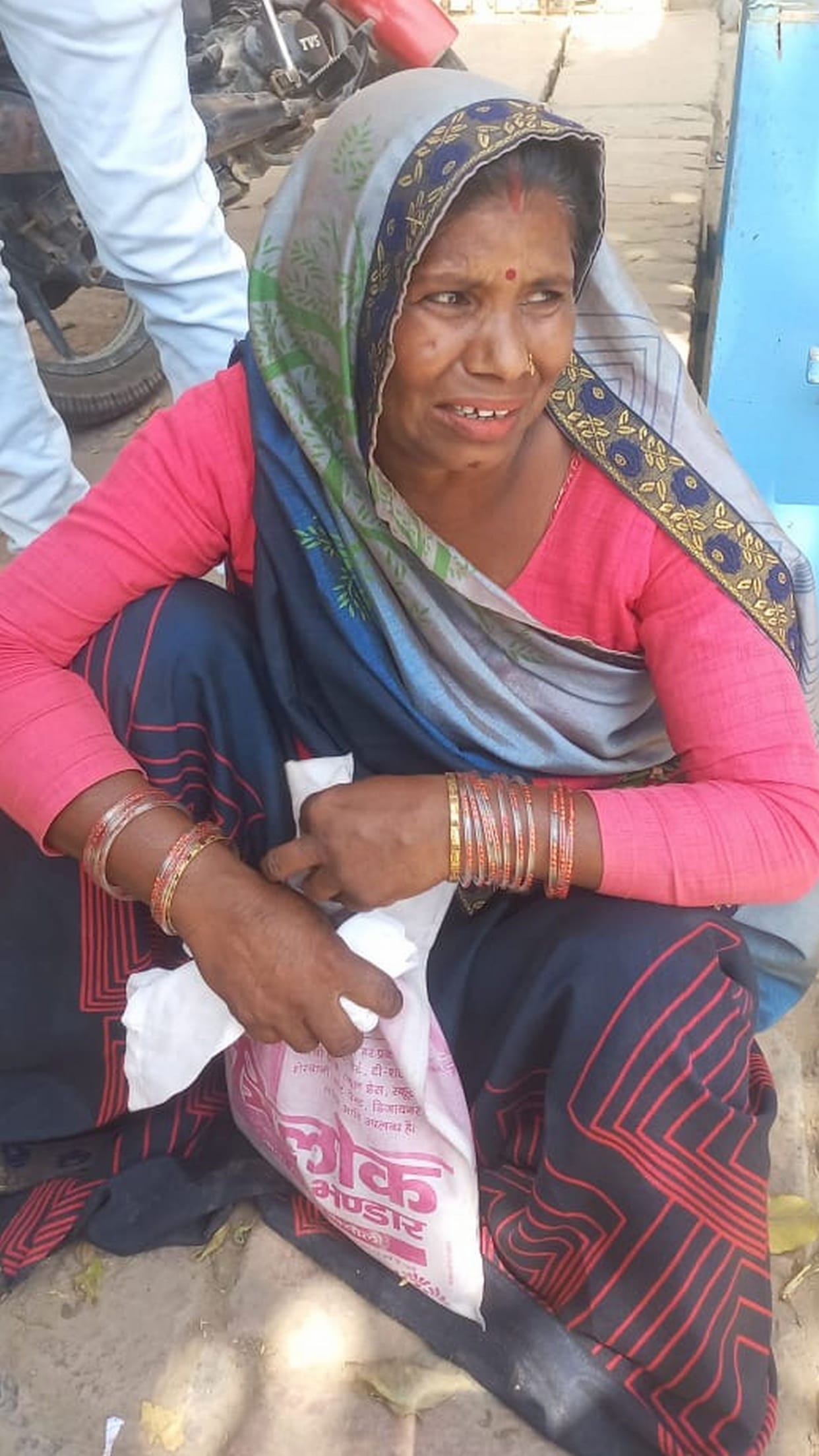 Cheated jewelry by making a rural woman a sister, handed a bundle of paper in her hand