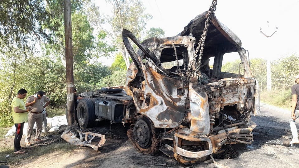 Truck full of cement overturned driver burnt alive painful death in mathura
