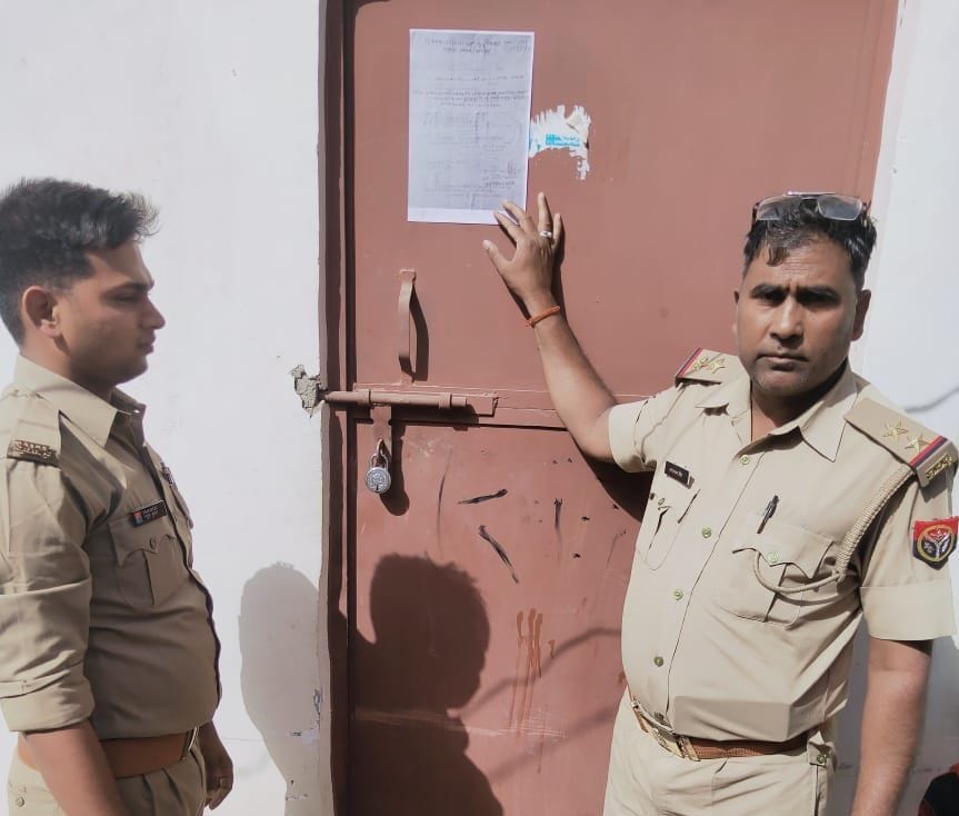 Kanpur dehat : Hathras police pasted the notice of attachment at the house of the warranty, got the money done in the village