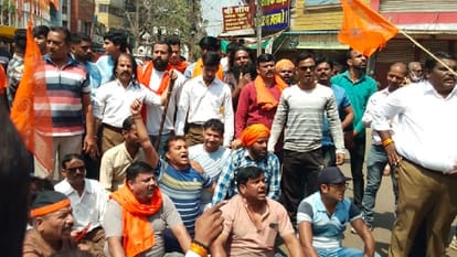 Jabalpur: Ruckus of Hindu organizations at Bada fuhara in protest against the insult of saffron flag, hymns sung on road dharna