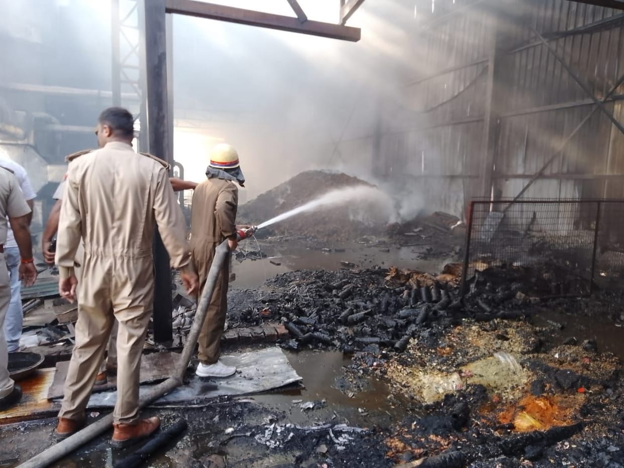 Hathras: Fire breaks out in food products factory, loss of lakhs