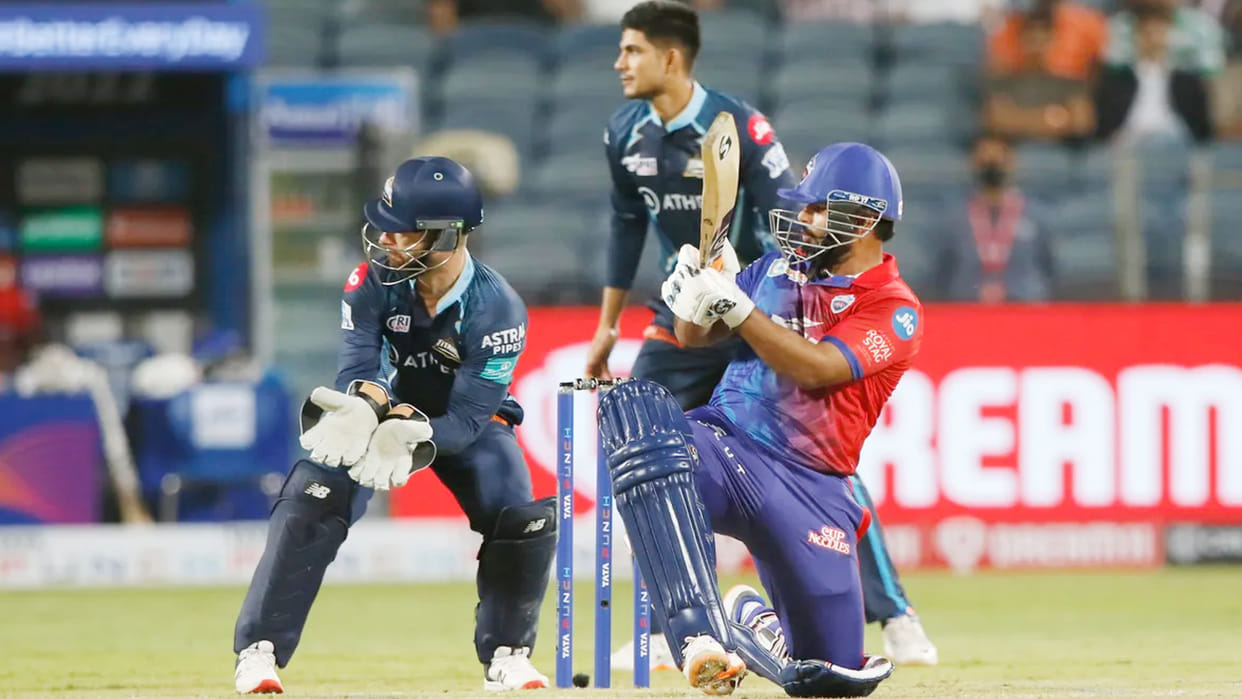 IPL 2022 Cameraman spotted couple kissing during GT vs DC match on saturday, photos goes viral on social media