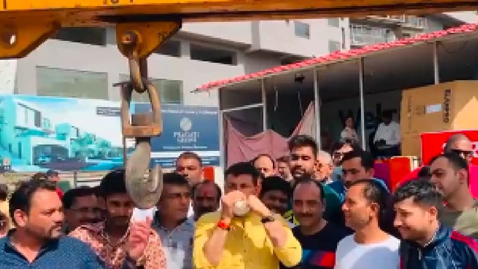 Protest against liquor shop in Indore: Former minister Jitu Patwari arrived with a crane, said- if the public calls, we will reach to remove the shop