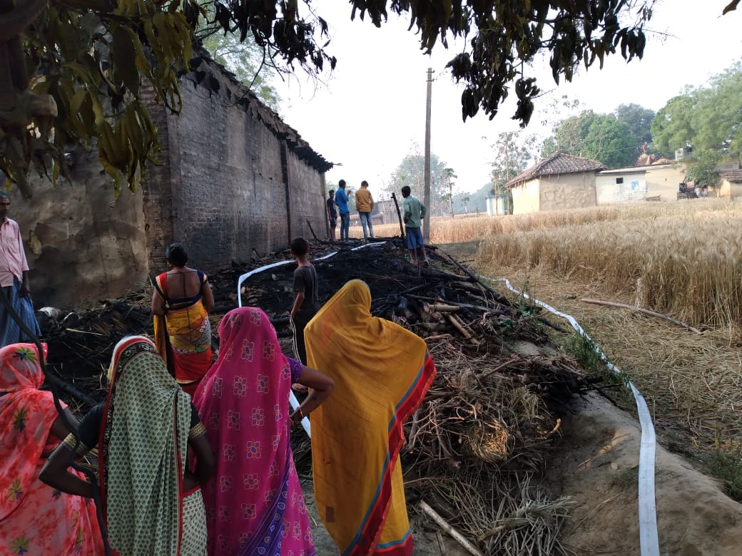 fierce fire broke out late at night in village of Jaunpur five residential house including 15 goats burnt to ashes