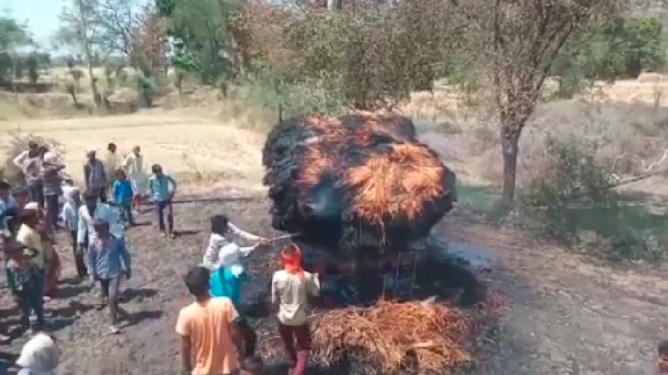 Chhatarpur: Crop kept in tractor burnt due to short circuit, major accident averted