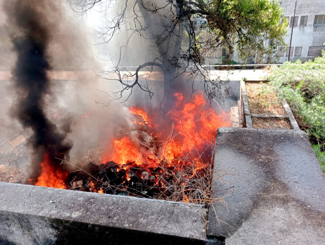 Huge fire in Hallet Hospital kanpur, fire brigade arrived late