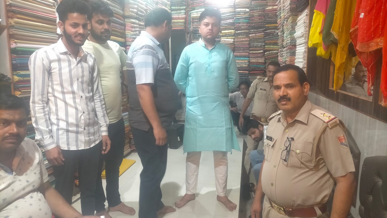 Lakhs of clothes and cash stolen from the shop of a cloth merchant