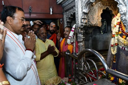 Chaitra Navratri 2022 first day Deputy CM Keshav Prasad Maurya worship in vindhyachal with wife