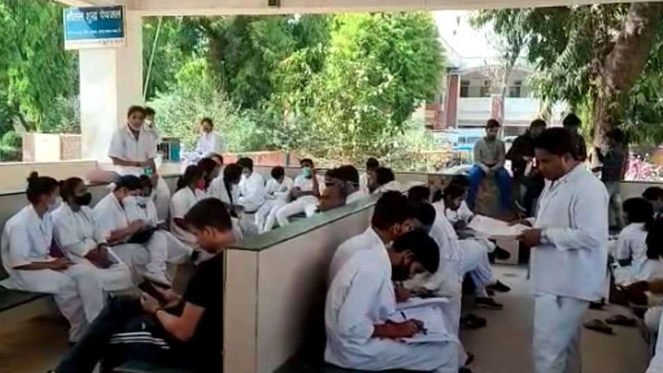 Nursing exam became a joke in Morena: In open copying case, civil surgeon was asked to answer, committee formed for investigation