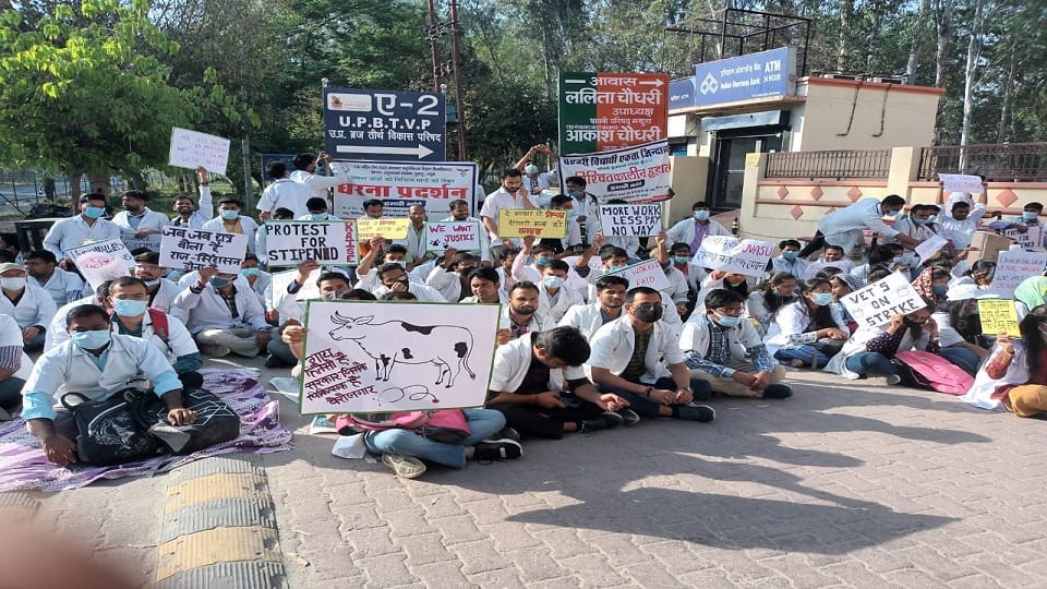 students protested of Pandit Deendayal Upadhyay Veterinary University in mathura