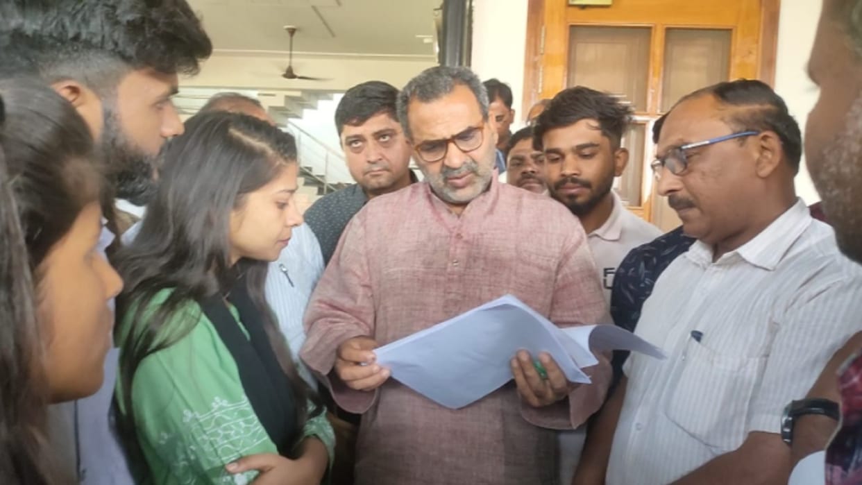 Muzaffarnagar News: MBBS students of Ukriane have meet to Minister Sanjeev Balyan and demanded for complete education