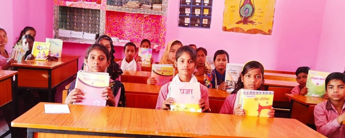 Hathras: Children of basic schools will read from old books