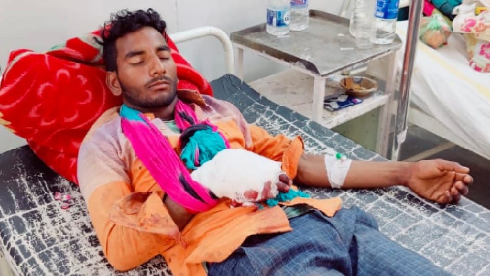 Chhatarpur: The young man's hand was cut off due to being trapped in the thresher, the minor died four days ago