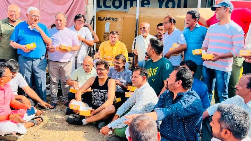 Protest against liquor shop in Indore: Former minister Jitu Patwari arrived with a crane, said- if the public calls, we will reach to remove the shop