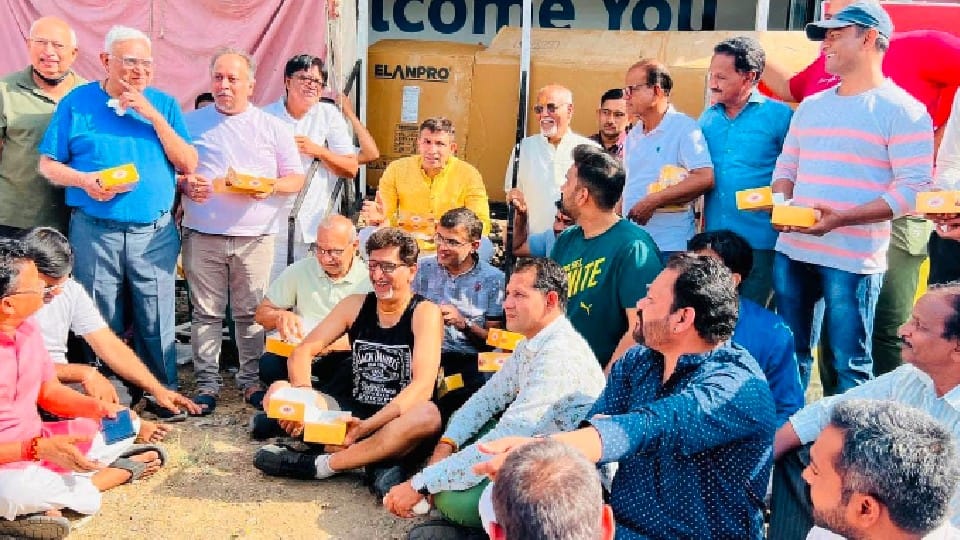 Protest against liquor shop in Indore: Former minister Jitu Patwari arrived with a crane, said- if the public calls, we will reach to remove the shop