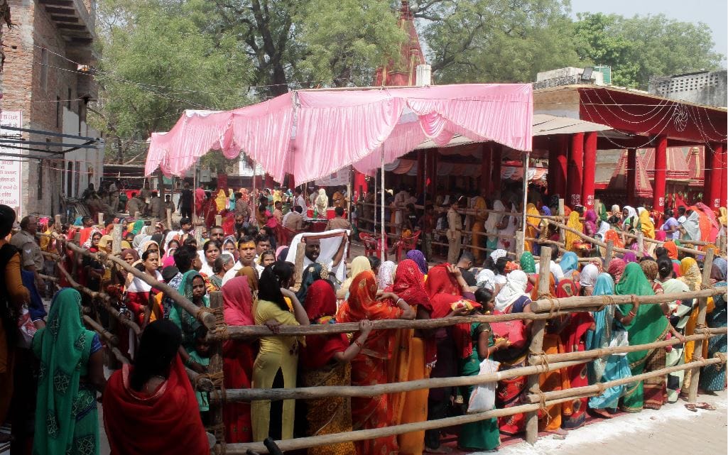 Chaitra Navratri 2022 first day in varanasi city of Shiva engrossed in worship of maa durga see photos