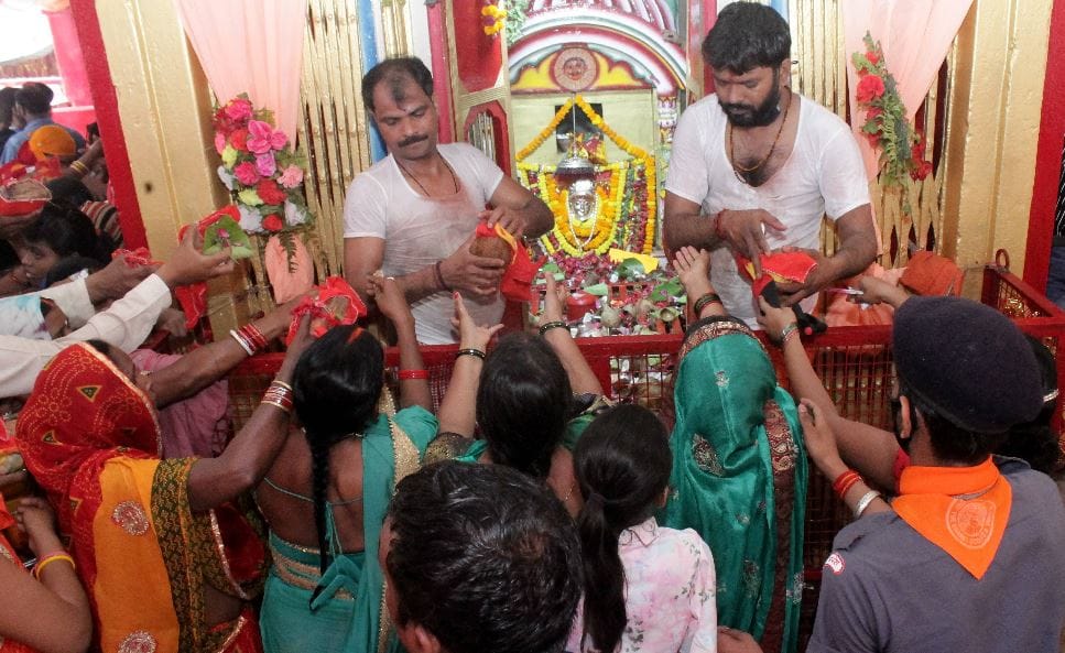 Chaitra Navratri 2022 first day in varanasi city of Shiva engrossed in worship of maa durga see photos