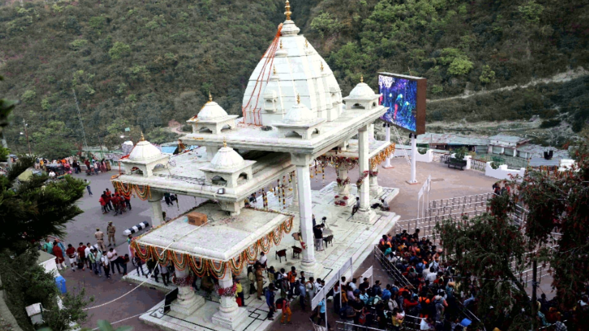 Navratri 2022 see photos from various cities temples thousands of devotees reach for prayer