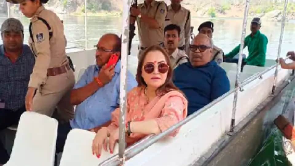 Jayaprada reached Jabalpur: Former MP stunned by the beauty of Bhedaghat, told a great place for films