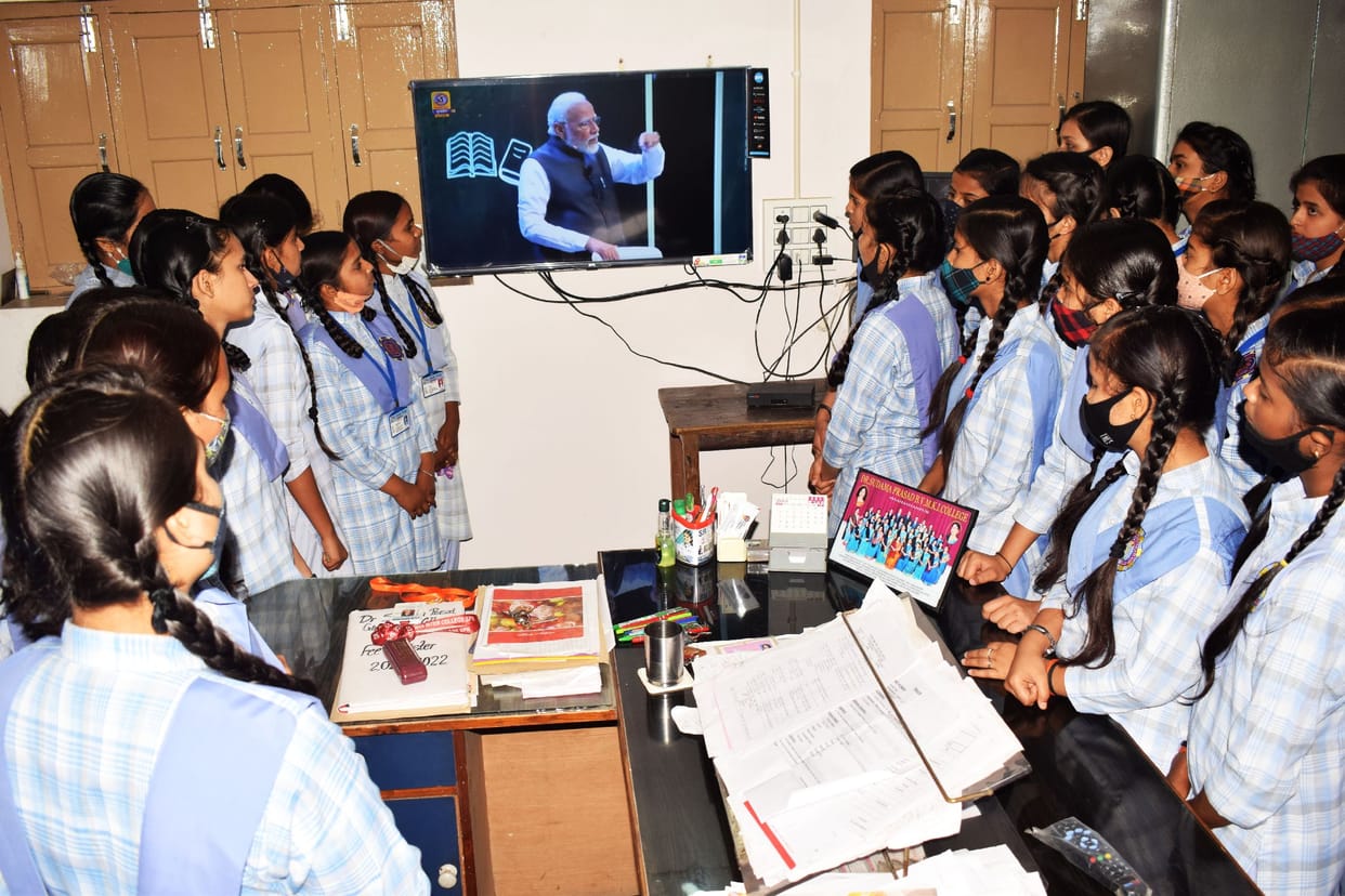 The students saw the live telecast of the discussion program on the examination