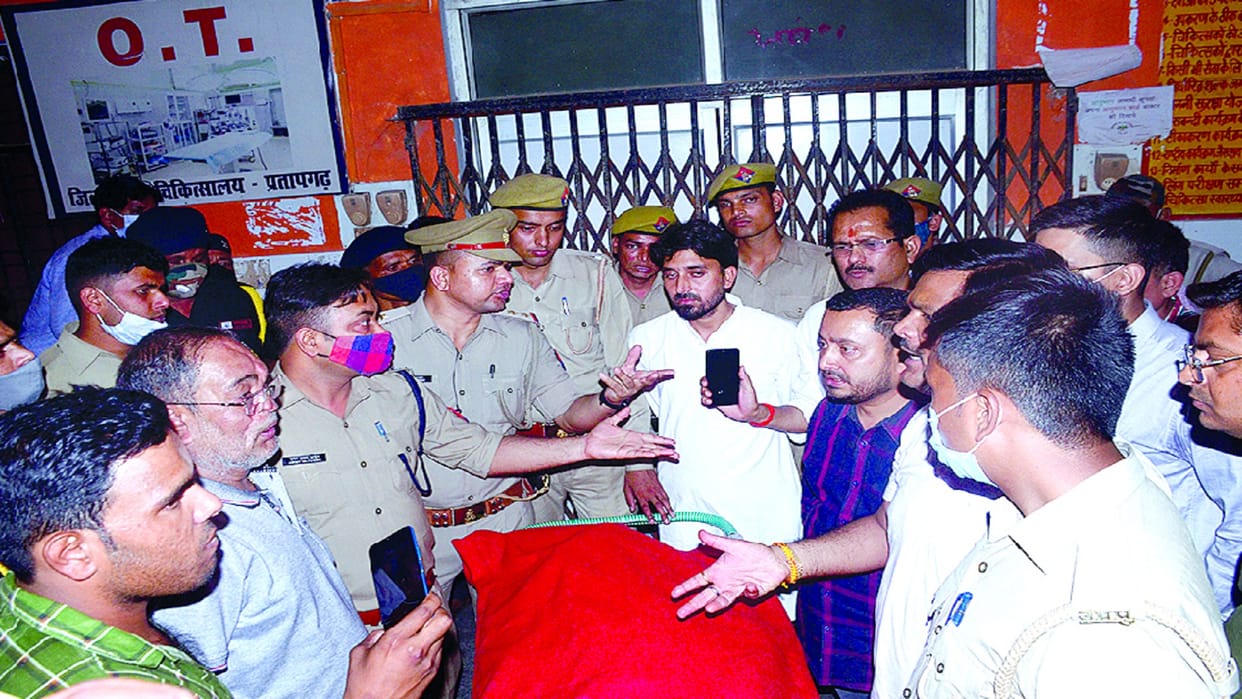 Pratapgarh: Naib Nazir dies after beating up SDM employees anger erupts