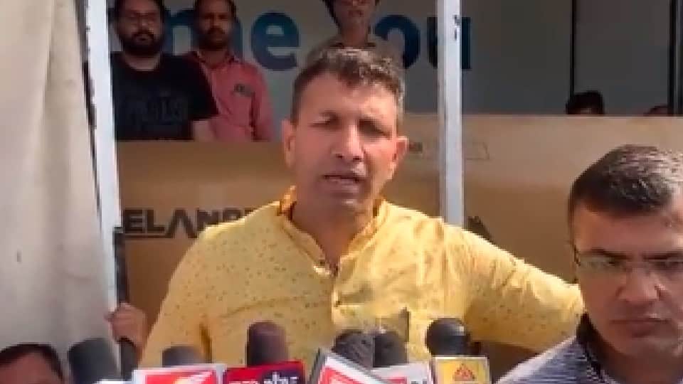 Protest against liquor shop in Indore: Former minister Jitu Patwari arrived with a crane, said- if the public calls, we will reach to remove the shop