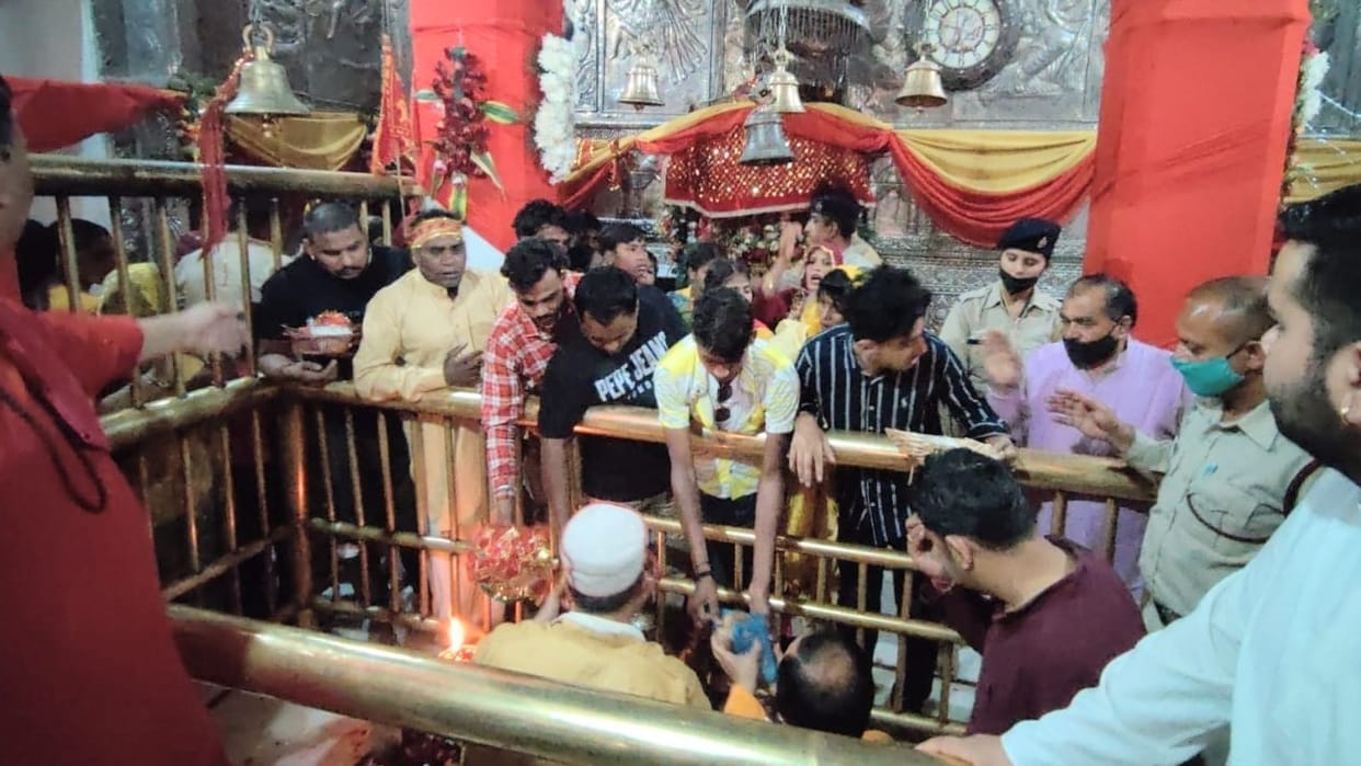 chaitra navratri 2022 devotee pays obeisance at shakti peeth jwalamukhi temple