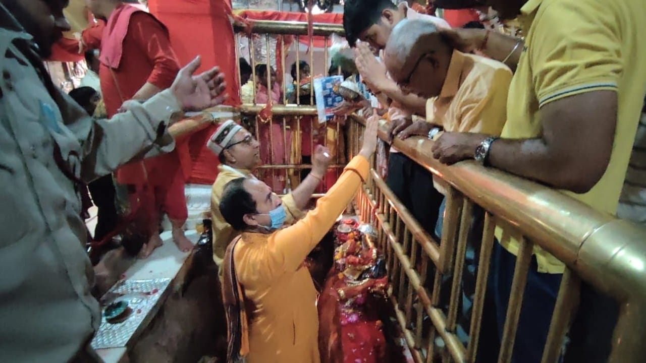 chaitra navratri 2022 devotee pays obeisance at shakti peeth jwalamukhi temple