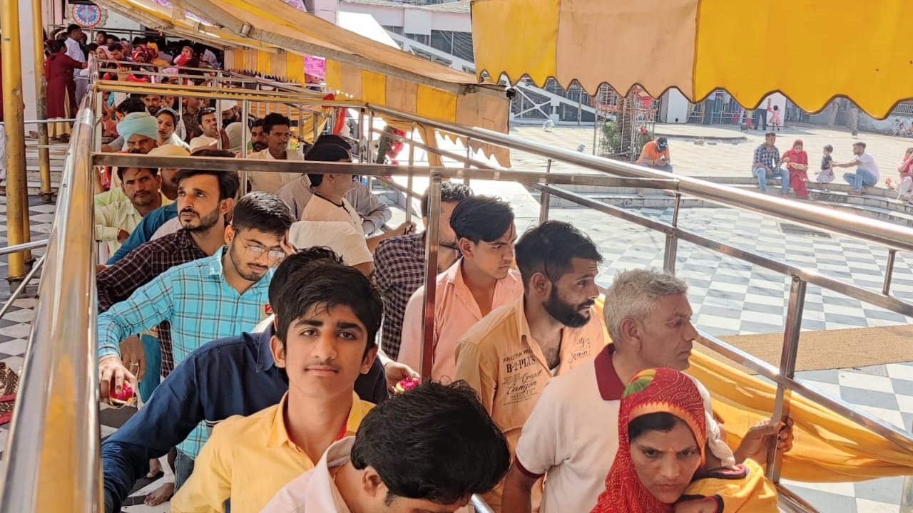 chaitra navratri 2022 devotee pays obeisance at shakti peeth jwalamukhi temple
