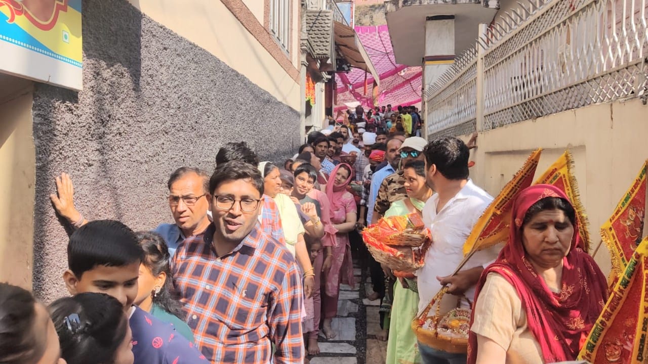 chaitra navratri 2022 devotee pays obeisance at shakti peeth jwalamukhi temple