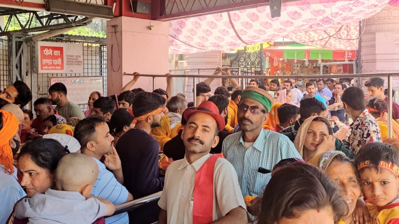 chaitra navratri 2022 devotee pays obeisance at shakti peeth jwalamukhi temple