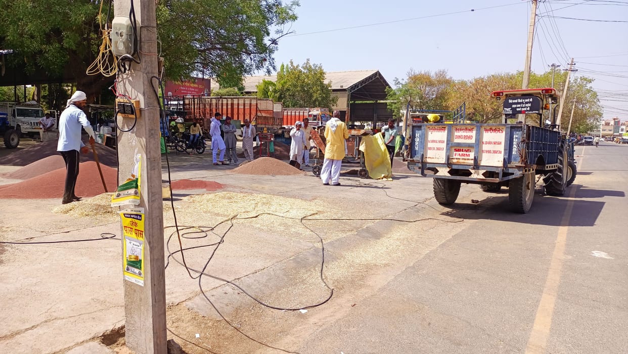 The procurement agencies kept waiting, there was no arrival of wheat in the mandis even on the second day
