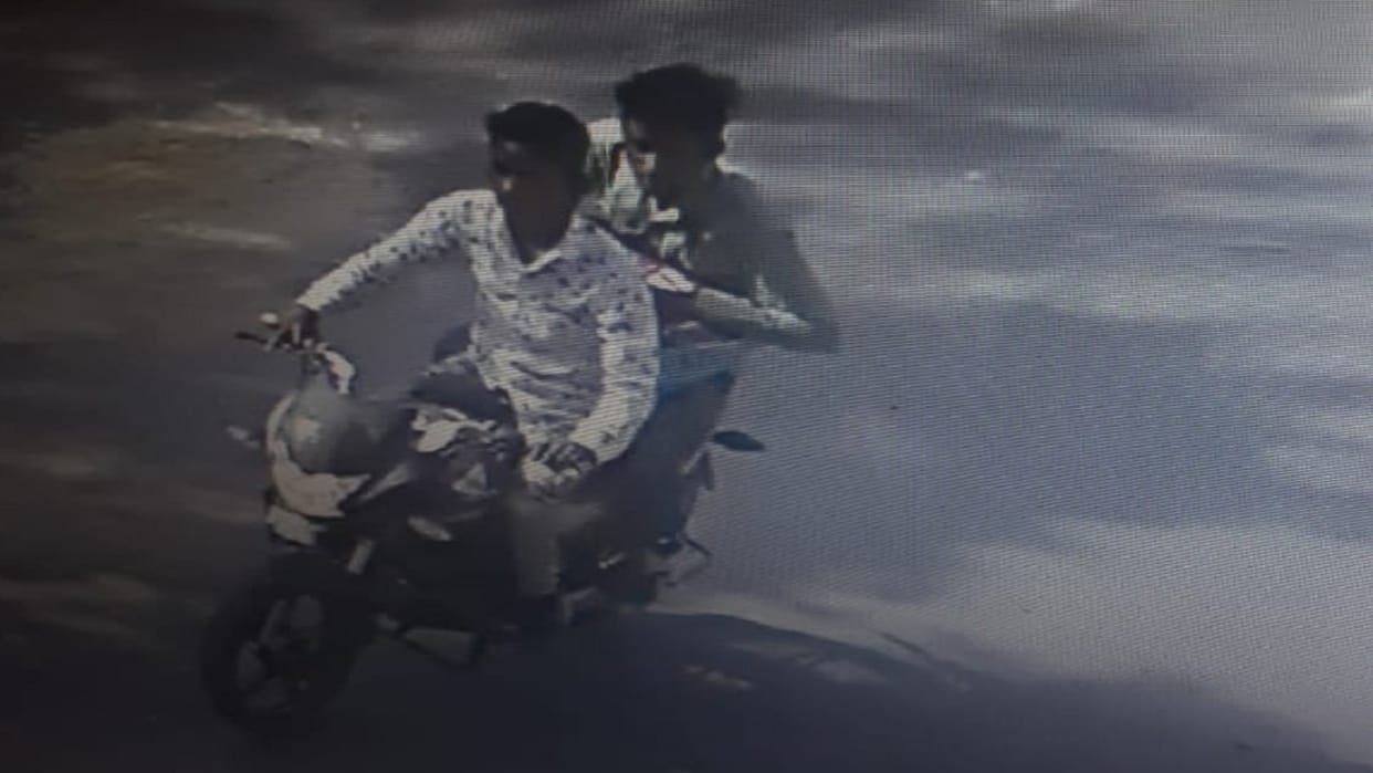 Two bike riders ran away with money from Achhnera Galla Mandi