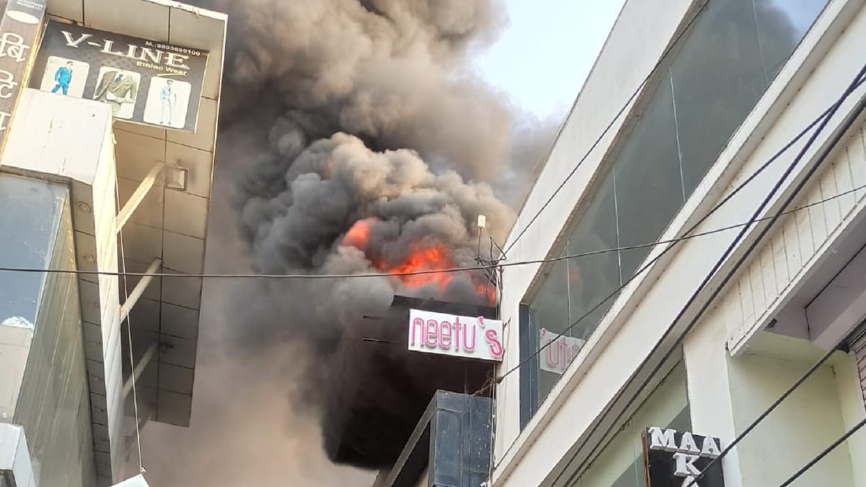 Bhopal: Fire breaks out in readymade garment showroom in Santhirdaram Nagar