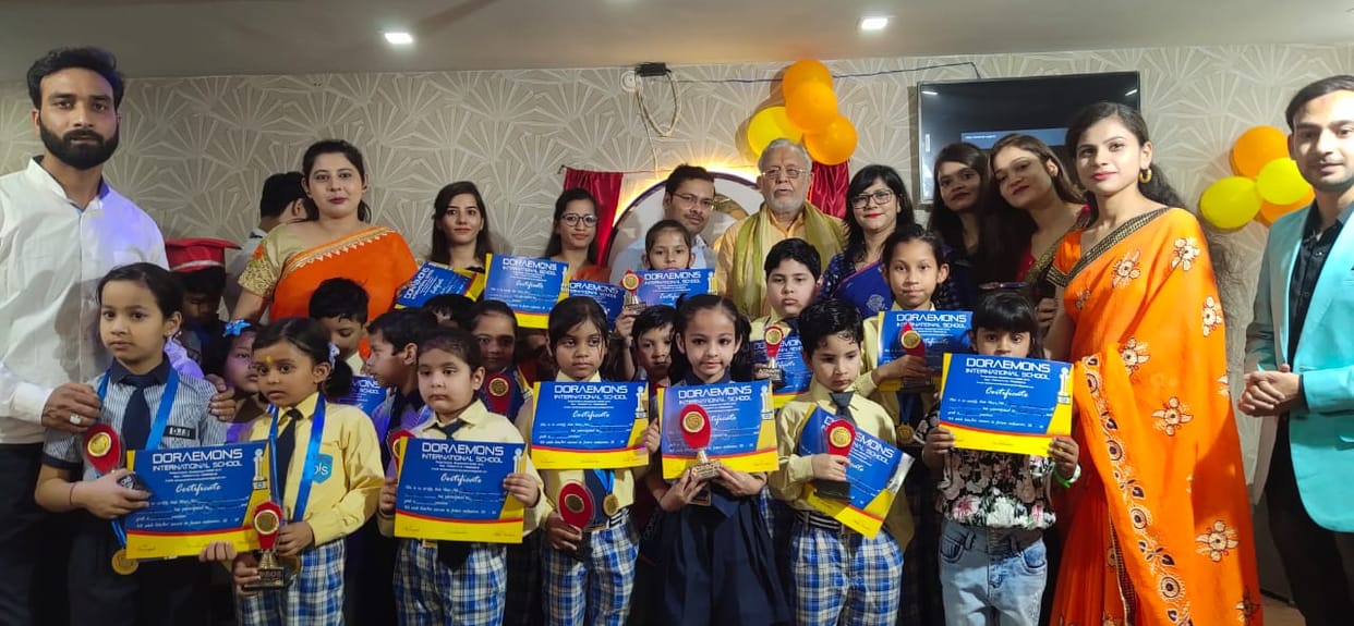 Cabinet Minister Khanna encouraged the children by distributing reportcards