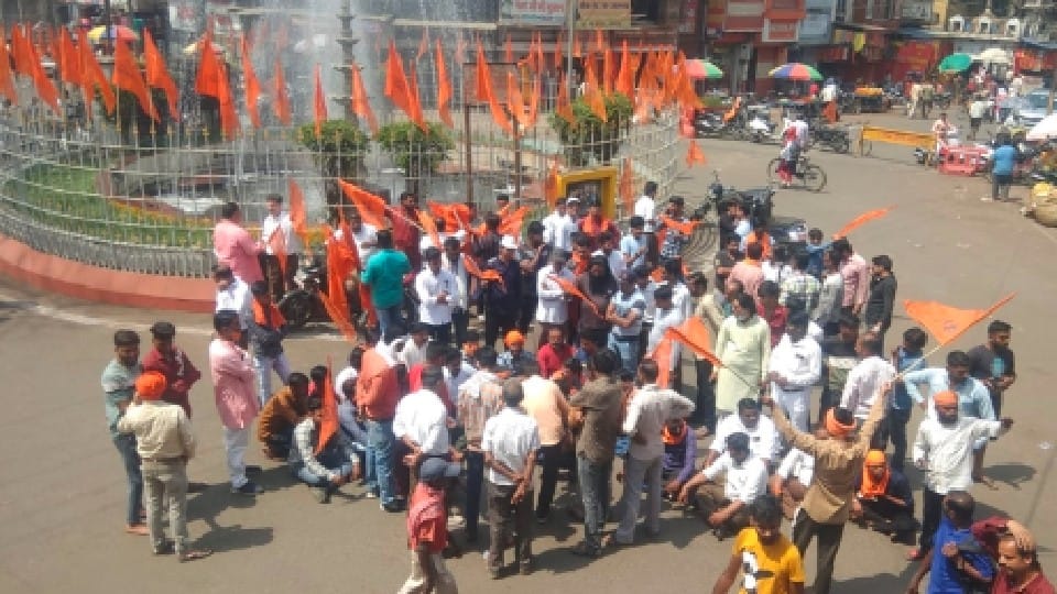 Jabalpur: Ruckus of Hindu organizations at Bada fuhara in protest against the insult of saffron flag, hymns sung on road dharna