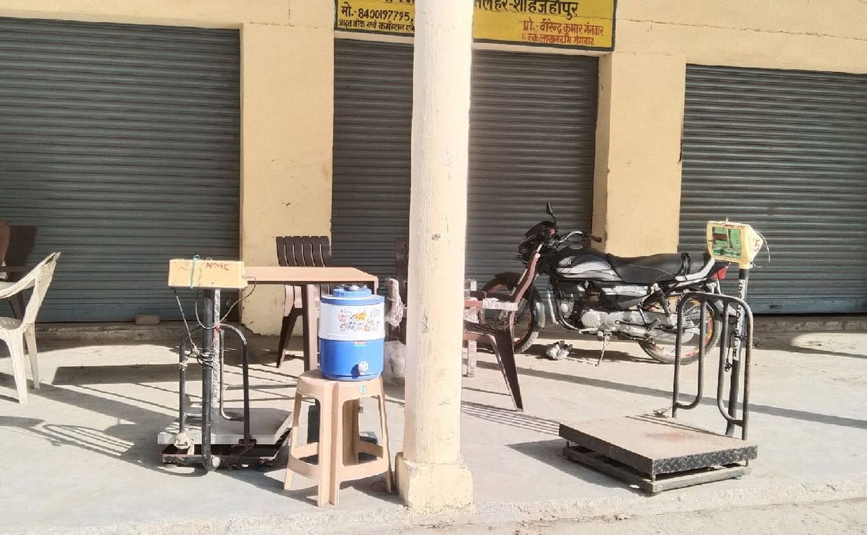 Most of the purchasing centers in the mandis remained deserted till the afternoon