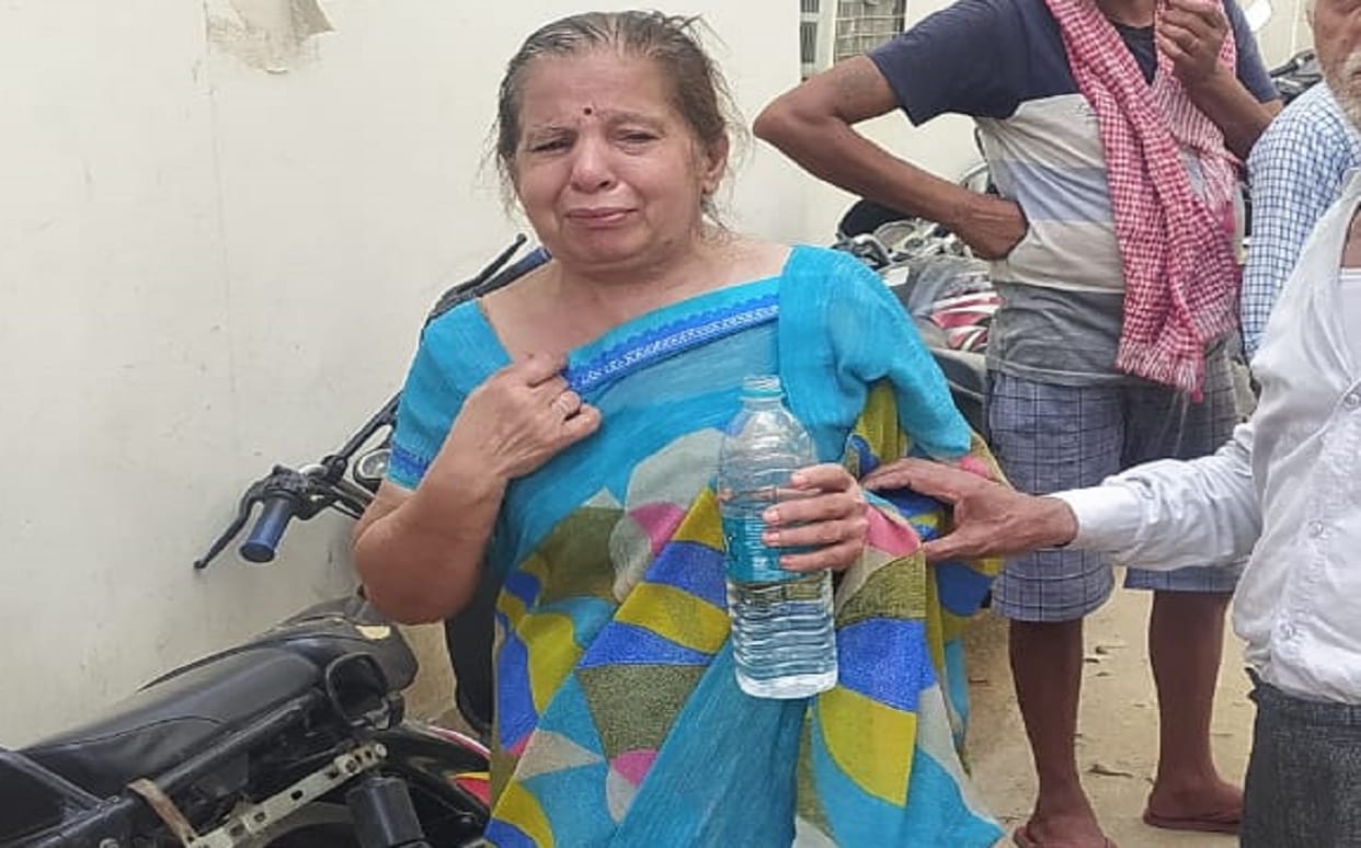 Uchhakagiri again in varanasi with old lady jewelery looted by tappebaj on name of police