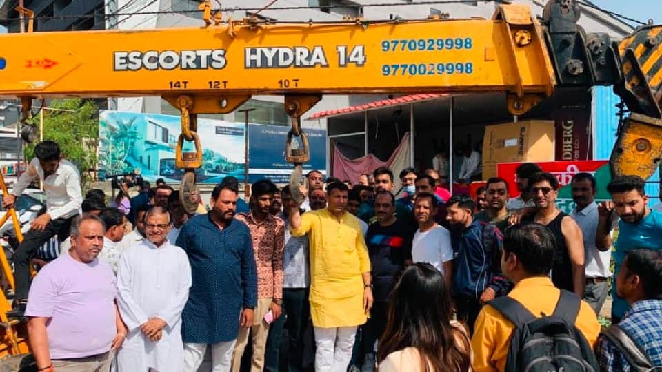 Protest against liquor shop in Indore: Former minister Jitu Patwari arrived with a crane, said- if the public calls, we will reach to remove the shop