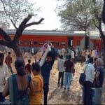 पटरी से उतरे डिब्बे।