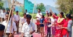 नगीना में पथ संचलन में स्वयं सेवकों पर पुष्प वर्षा करते महिला और बच्चे।