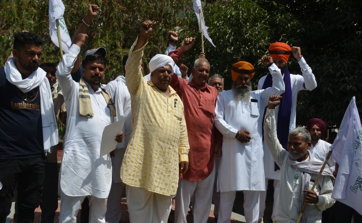 Farmers roared in front of the mini secretariat, raised demand for compensation