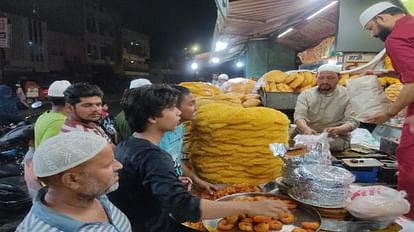 Ramzan 2023: साढ़े 13 घंटे का होगा पहला रोजा, सेहत का रखें ध्यान, बिल्कुल न पिएं ये पेय पदार्थ रमजान से पहले बाजार में खरीददारी करते लोग