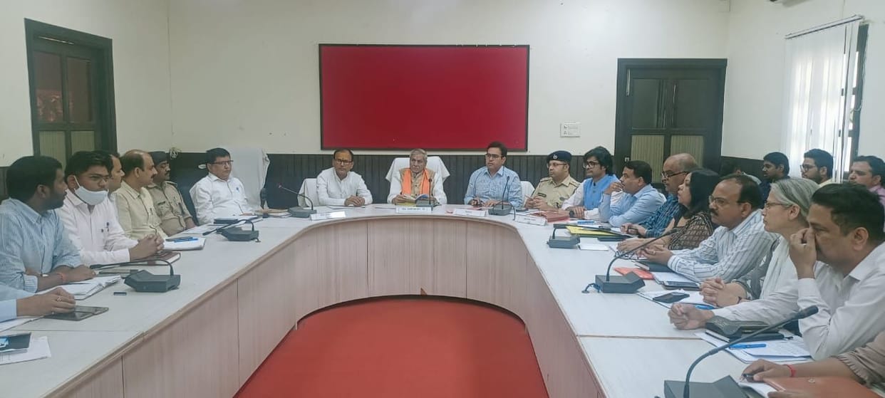 Mathura: Officers should work according to the intention of the state government: Chaudhary Laxminarayan