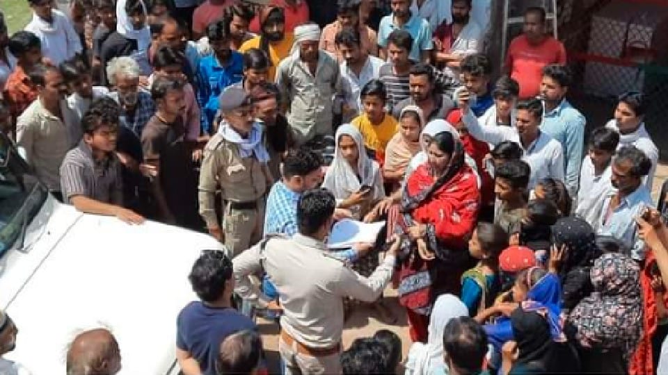 Chhatarpur: Protest against opening of liquor shop near school, angry women jammed