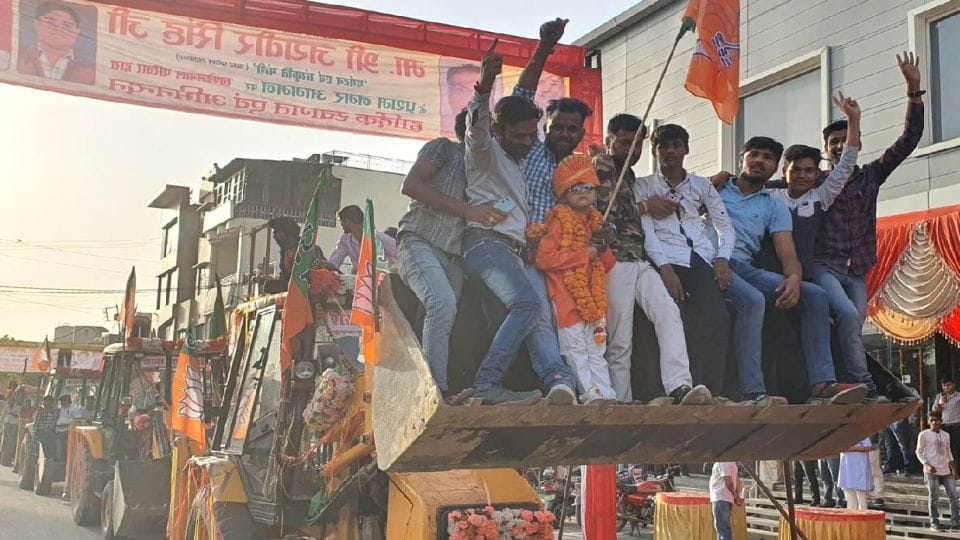 BJP Workers took out bulldozer rally to welcome cabinet minister Jaiveer Singh in Firozabad