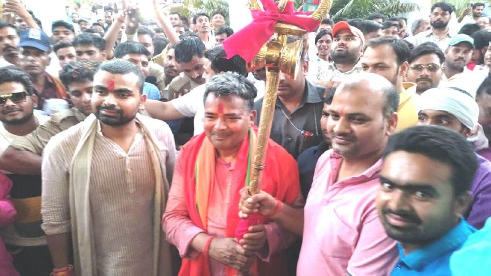 BJP Workers took out bulldozer rally to welcome cabinet minister Jaiveer Singh in Firozabad